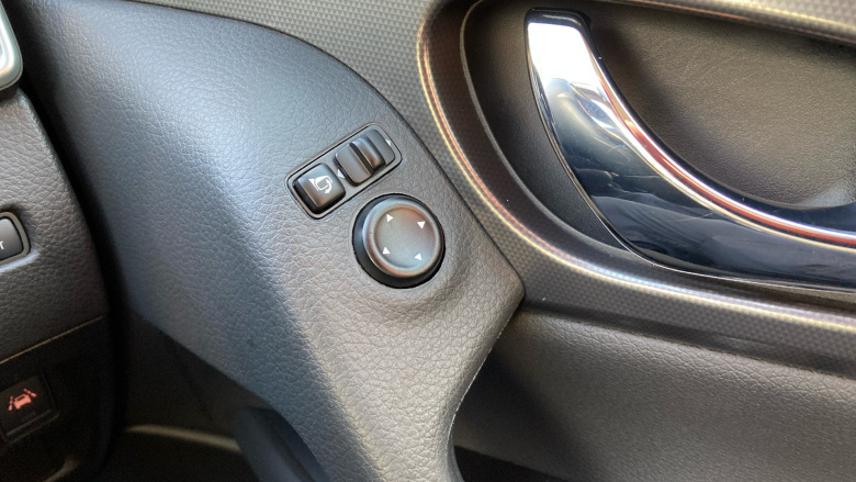 Nissan Qashqai 1.3 DiG-T N-Motion 5dr Petrol Hatchback